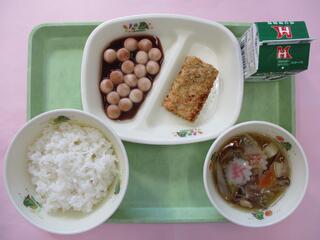 ご飯・ 牛乳・ 松風焼き・ のっぺい汁・ 白玉ぜんざい