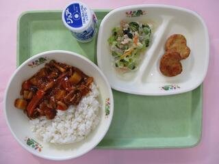 ハヤシライス （麦ご飯・ハヤシルー）・ 発酵乳（プレーン）・ チキンナゲット ・寒天サラダ