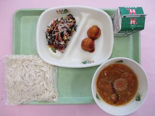 もやし肉みそうどん （ソフト麺・もやし肉みそ汁）・ 牛乳・ 米粉揚げたこ焼き ・海と畑のサラダ