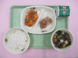 ご飯・ 牛乳・ 鶏肉のオイスターソース焼き・ トッポギ・ わかめスープ