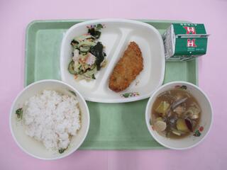 麦ご飯・ 牛乳・ あじののり塩フライ・ しゃぶしゃぶサラダ・ さつまいものみそ汁