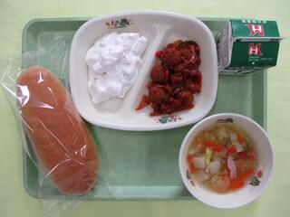 はちみつパン・ 牛乳・ ミートボールのチリ炒め・ 白菜スープ・ フルーツのクリーム和え