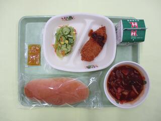 コッペパン・ マーマレードジャム・ 牛乳・ 白身魚フライ・ フレンチサラダ ・トマトシチュー