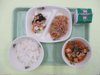 ご飯・ 牛乳・ マーボー春雨・ 豆腐サラダ・ キムチスープ