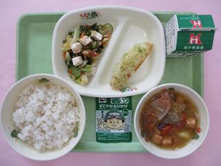 麦ご飯・のりふりかけ・ 牛乳・ ささかまぼこの磯辺揚げ・ 豆腐サラダ・ みそけんちん汁