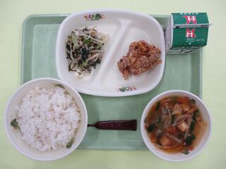 麦ご飯 ・牛乳・ミルメークココア・ 鶏肉のから揚げ・ のり酢和え・ キムチスープ