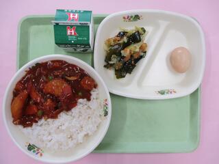 ミートボールハヤシライス (麦ご飯・ミートボールハヤシルー)・ 牛乳・ しょうゆたまご・ 海藻サラダ