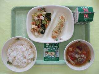 ご飯・のりふりかけ・ 牛乳・ ささかまぼこの磯辺揚げ・ 豆腐サラダ ・みそけんちん汁