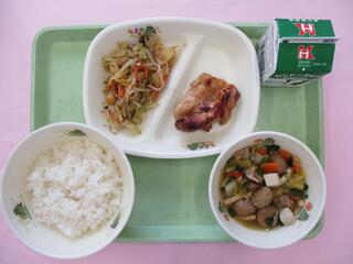 ご飯・牛乳・ 鶏肉のしょうが焼き・ おかか和え・ ちゃんこ鍋風