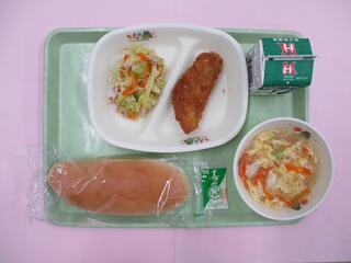 はちみつパン・牛乳 ・たらサクサクフライ・ ノンエッグタルタルソース ・イタリアンサラダ ・コンソメたまごスープ