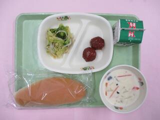 コッペパン・ 牛乳・ ミートボール・ グリーンサラダ・ ホワイトシチュー