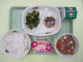 ご飯・牛乳・ さばのみそ煮・ ブロッコリーのおかか和え・ 豚汁・ 米粉クレープ