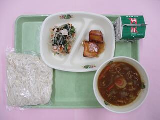 カレーうどん (ソフト麺･カレーうどん汁) ・牛乳・ みそ大学いも ・小松菜ともやしのサラダ
