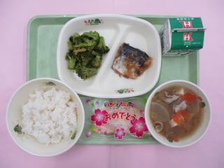 ご飯・牛乳・ さばのみそ煮・ ブロッコリーのおかか和え・ 豚汁・ 米粉クレープ