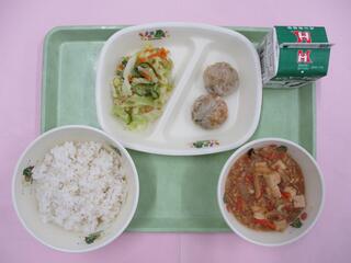 麦ご飯・ 牛乳・ にらまんじゅう・ コーン入りサラダ・ 龍ケ崎トマ麻婆