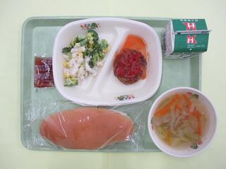 コッペパン・いちごジャム・ 牛乳・ ハンバーグトマトソース・ 花野菜サラダ ・コンソメスープ
