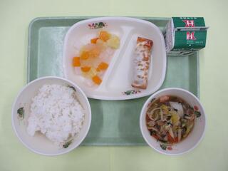 中華丼 （ご飯・中華丼の具）・ 牛乳・ ぎょうざロール・ ナタデココフルーツ