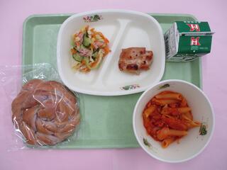 ブルーベリーロール・ 牛乳・ 鶏肉のマーマレード焼き ・フレンチサラダ・ ミートソースペンネ