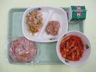 ブルーベリーロール・ 牛乳・ 鶏肉のマーマレード焼き・ フレンチサラダ ・ミートソースペンネ