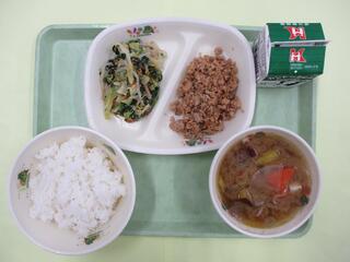肉みそそぼろ丼 （ご飯･肉みそそぼろ）・ 牛乳・ ごま和え・ さつま汁