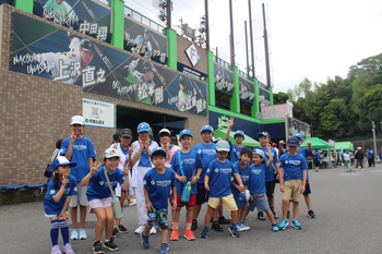 球場前で写真撮影