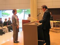 功労賞の受領の様子