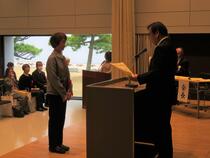 功労賞の受領の様子