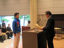 団体代表の受領の様子