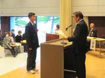 中学生代表の受領の様子