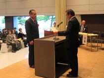 功労賞の受領の様子