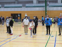 女性が座布団型のビーンバッグを勢いよく放っている