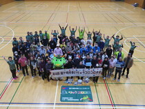 各コートの優勝チームの集合写真。まいりゅうと審判のスポーツ推進委員と一緒に。