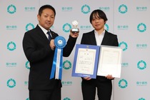 佐古選手と萩原市長で記念撮影の様子