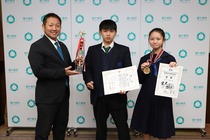 選手たちと萩原市長で記念撮影の様子