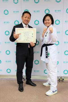 選手たちと萩原市長で記念撮影の様子