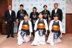 選手たちと長尾監督と萩原市長で記念撮影の様子