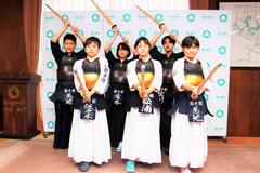 選手たちが竹刀を持って記念撮影の様子