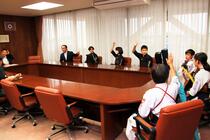 席に座り、萩原市長と選手たちの歓談の様子