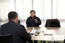 萩原市長と杉野選手との歓談の様子