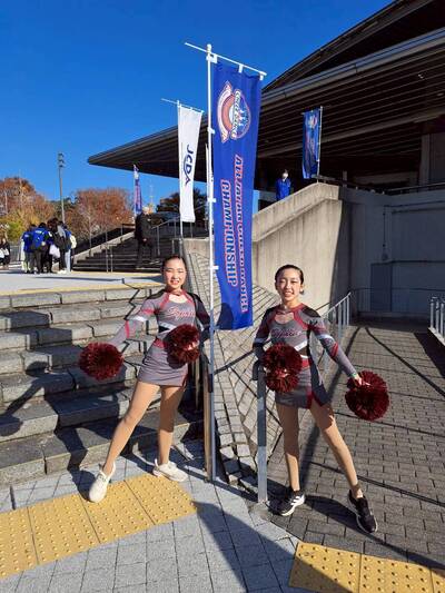 メダルを持っている片桐選手