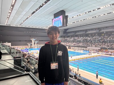 大会会場を背景で撮った小林選手